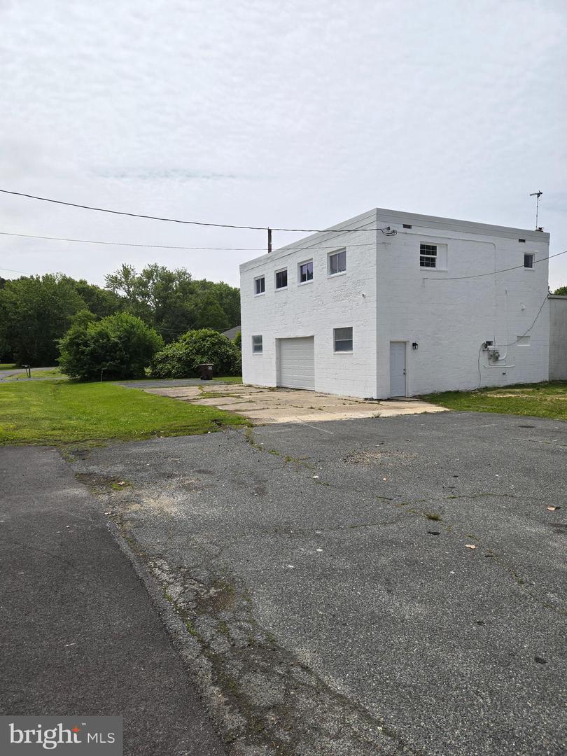 2906 Central Road Property Photo 6