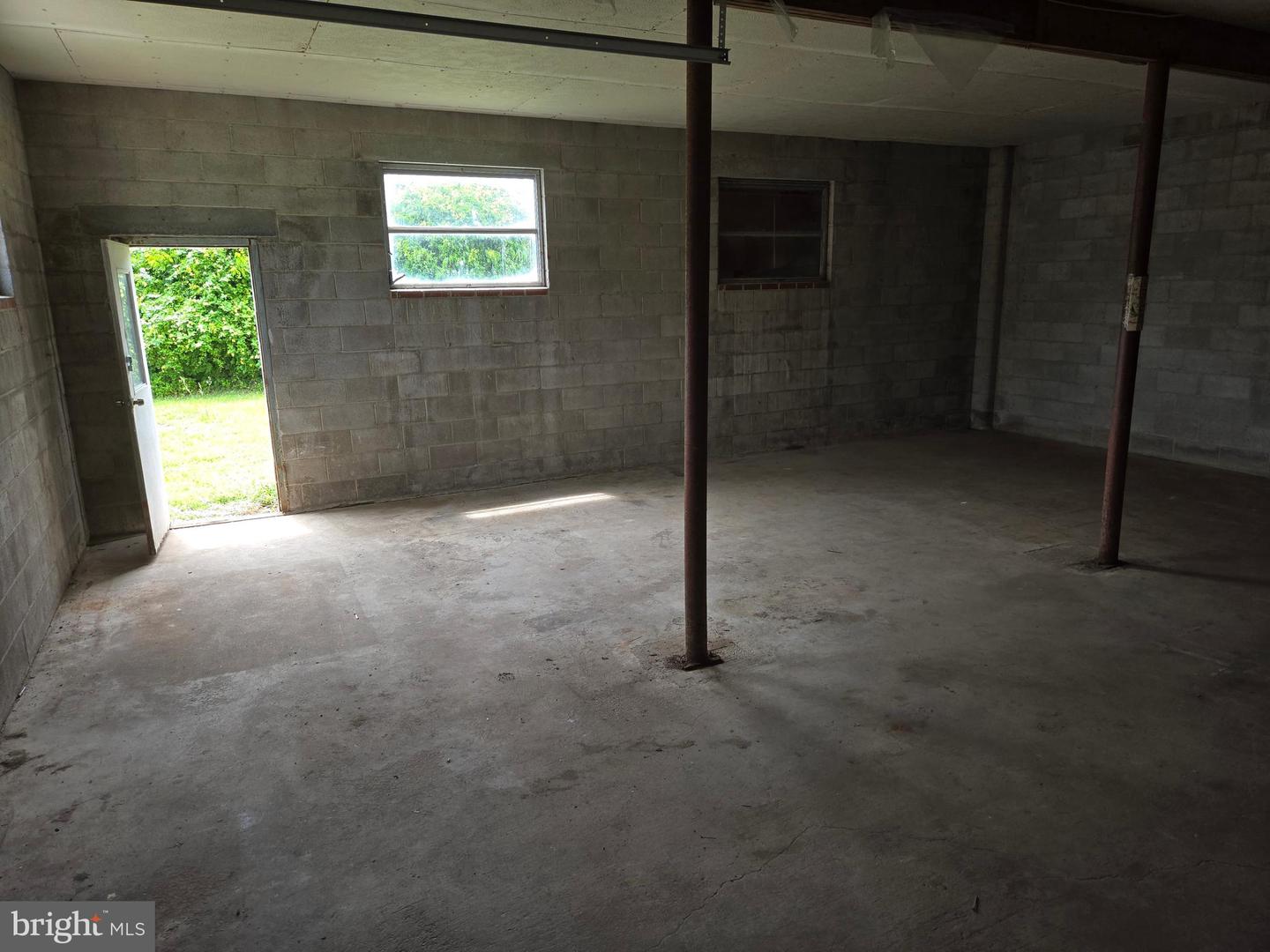 2906 Central Road Property Photo 8