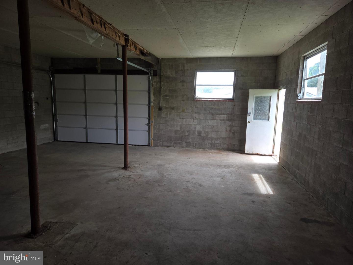 2906 Central Road Property Photo 9