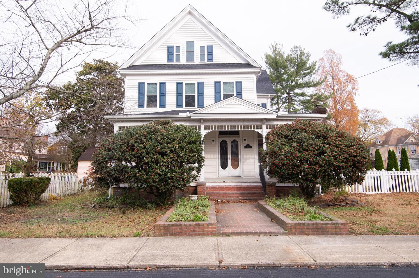 1003 Travers St Property Photo 1