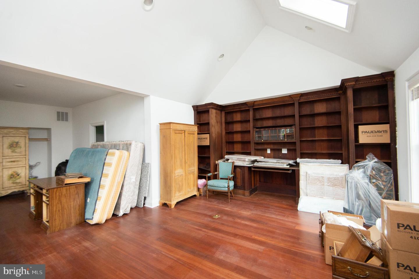1003 Travers St Property Photo 23