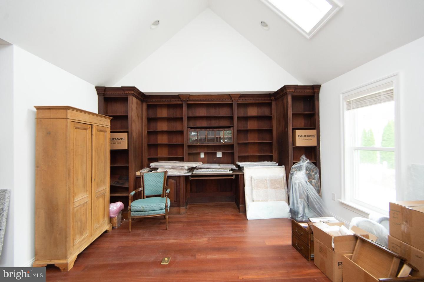 1003 Travers St Property Photo 24