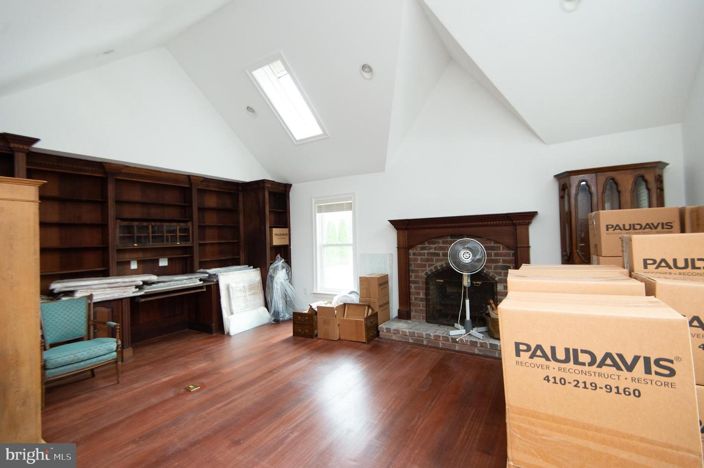 1003 Travers St Property Photo 28