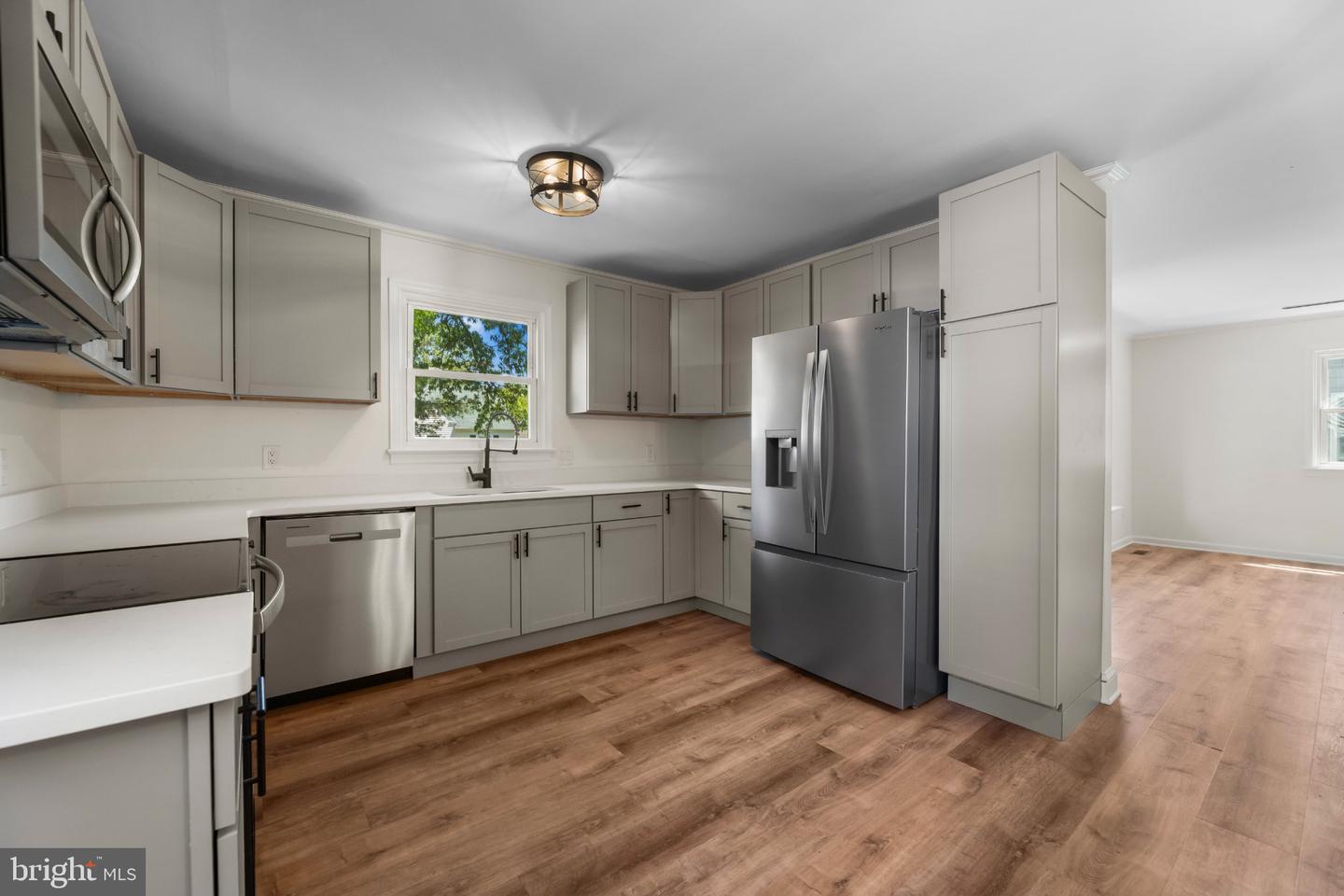 12 Oak St Property Photo 6