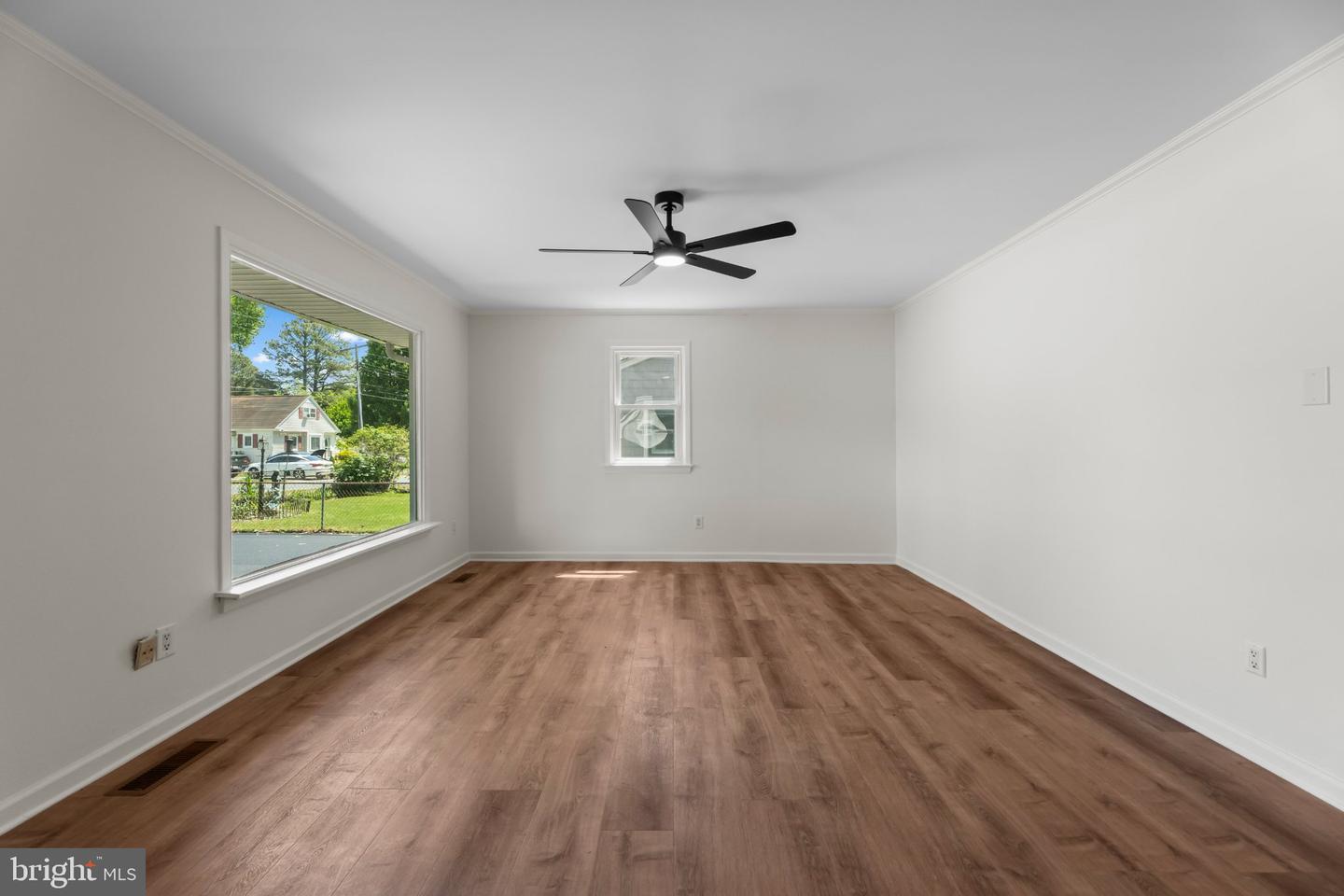 12 Oak St Property Photo 13