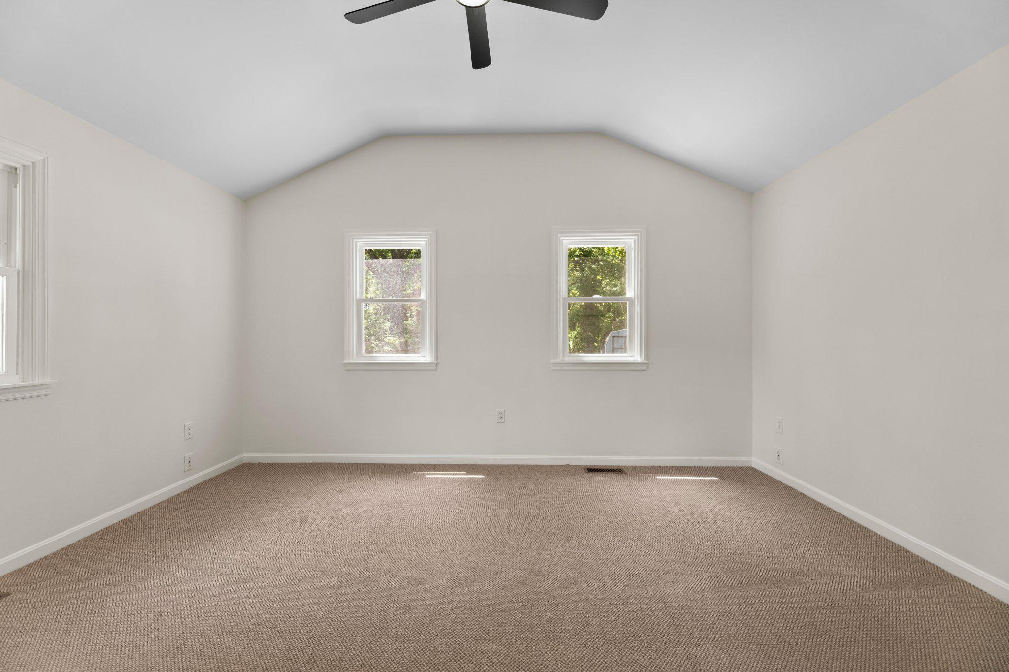 12 Oak St Property Photo 15