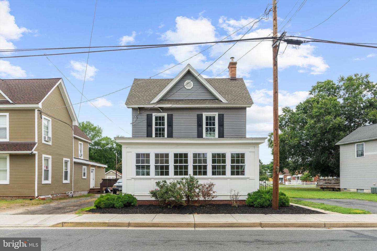 201 Oak St Property Photo 2