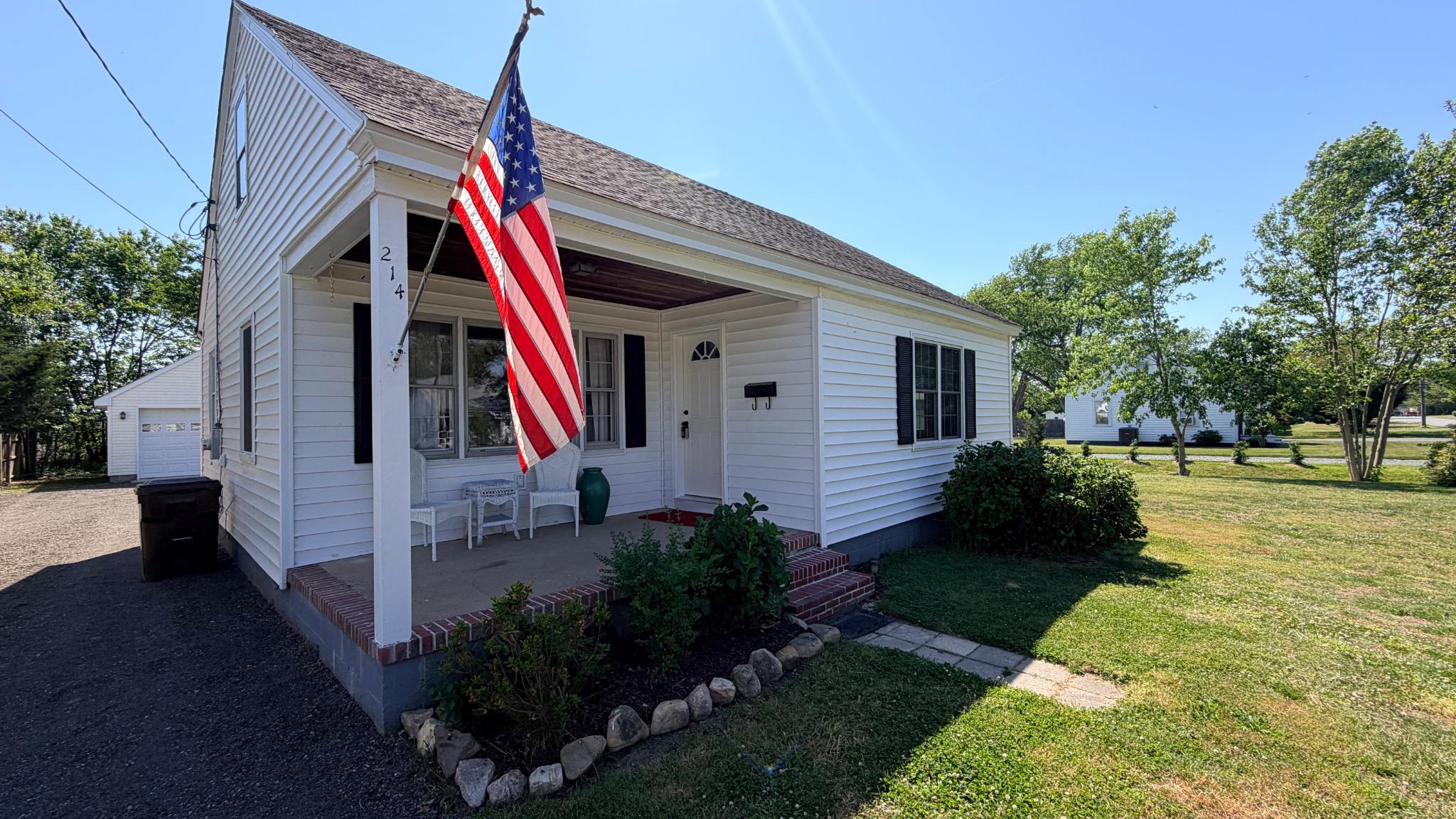 214 E APPLEBY AVE Property Photo 1