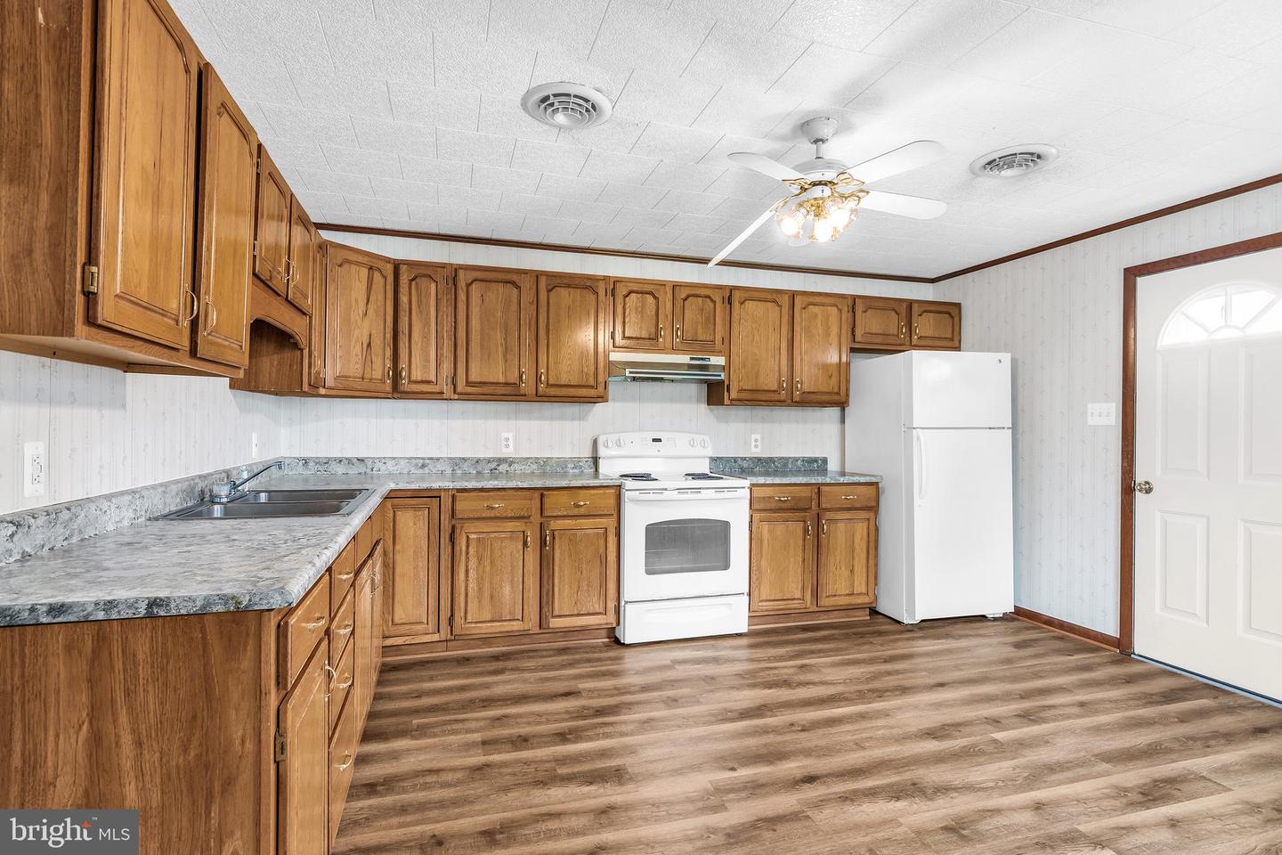 1003 Roslyn Ave Property Photo 9