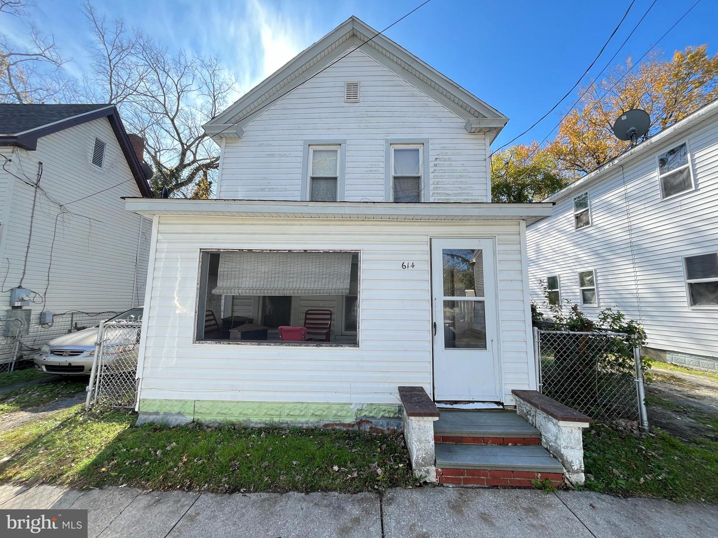 614 DOUGLAS ST Property Photo 1