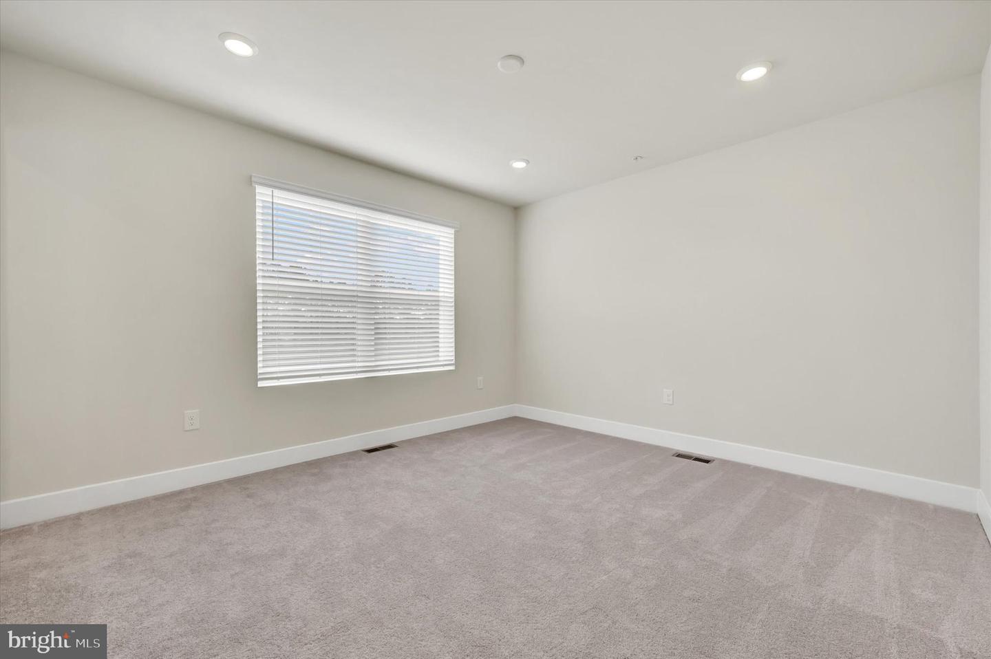 2174 Winterberry Ln Property Photo 6