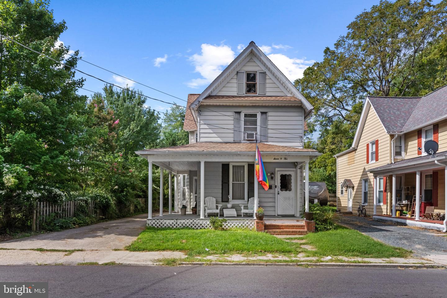 702 Travers St Property Photo 2