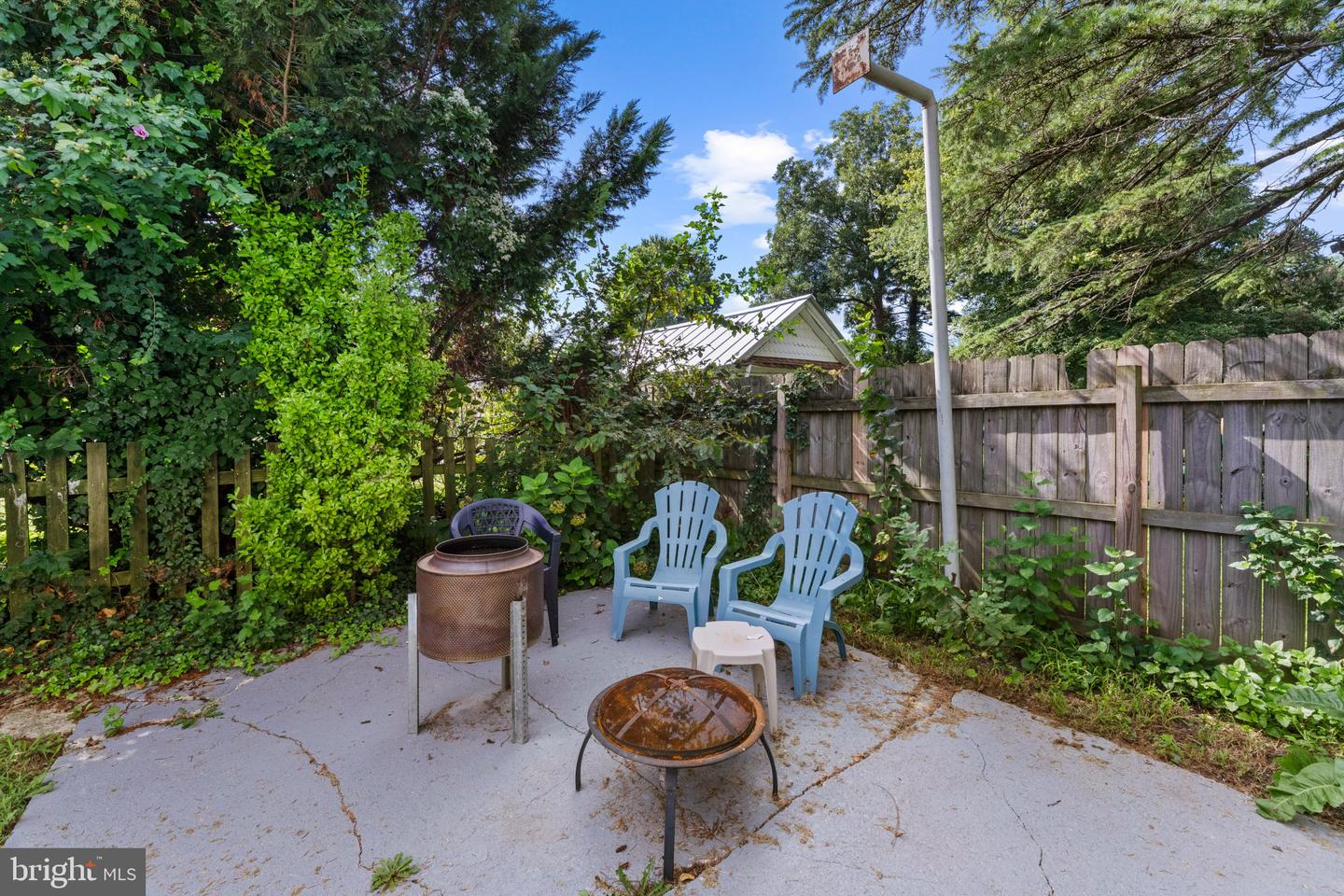 702 Travers St Property Photo 4