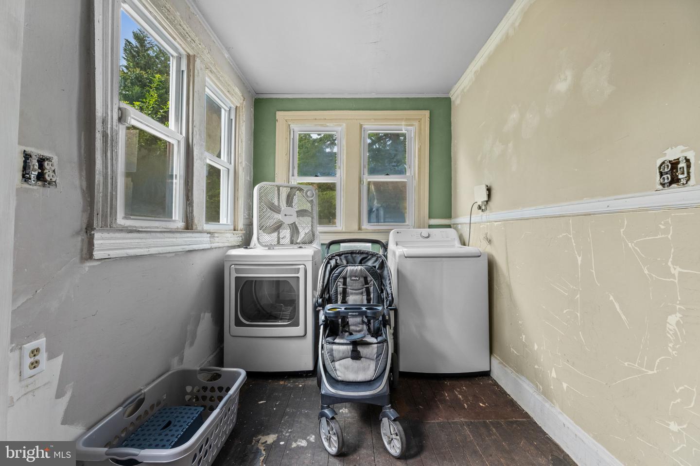 702 Travers St Property Photo 6