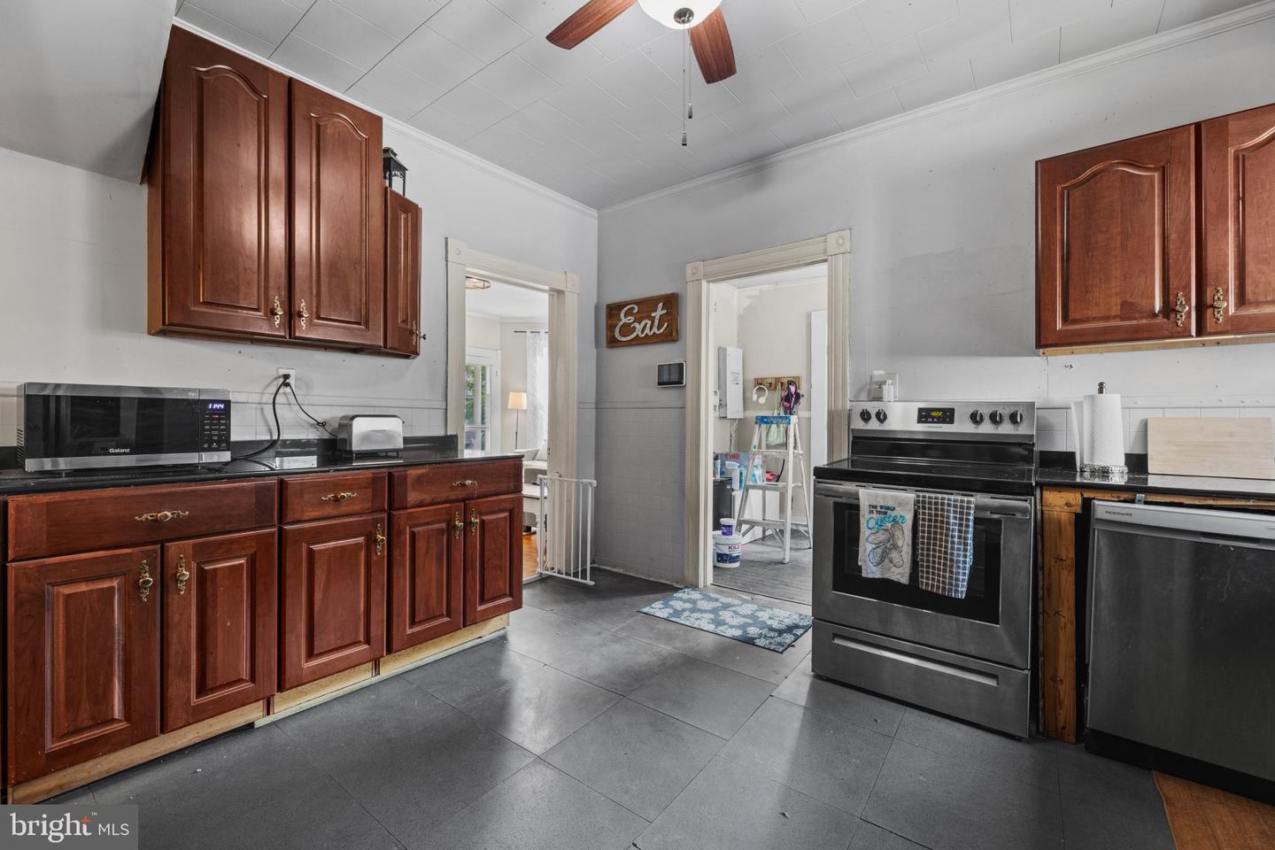 702 Travers St Property Photo 7