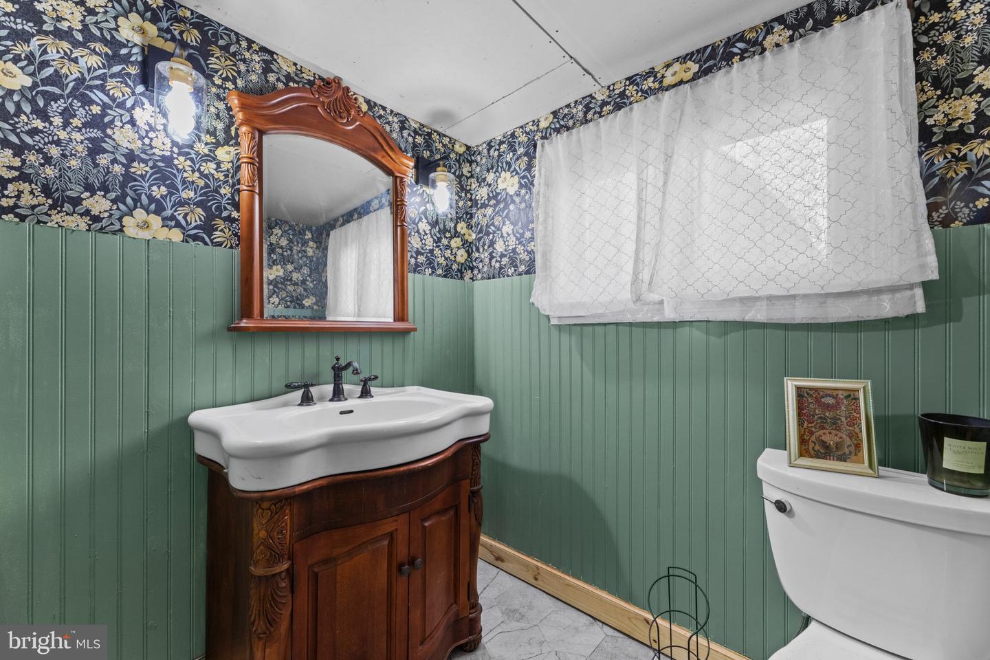 702 Travers St Property Photo 9