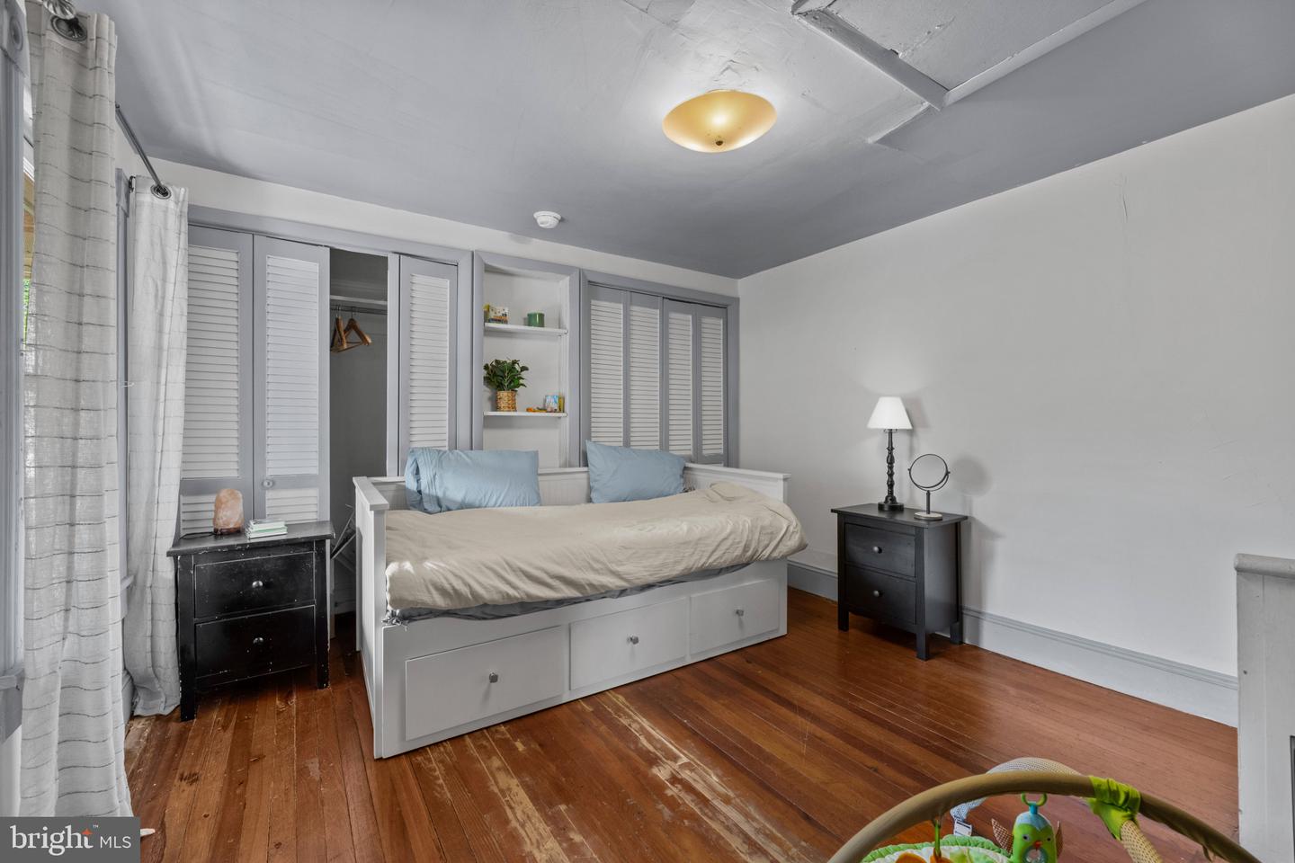 702 Travers St Property Photo 21