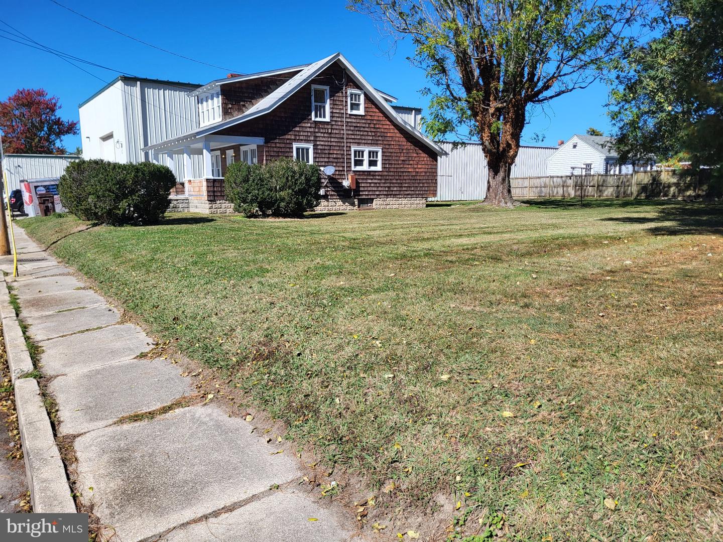 504 Henry St Property Photo 2