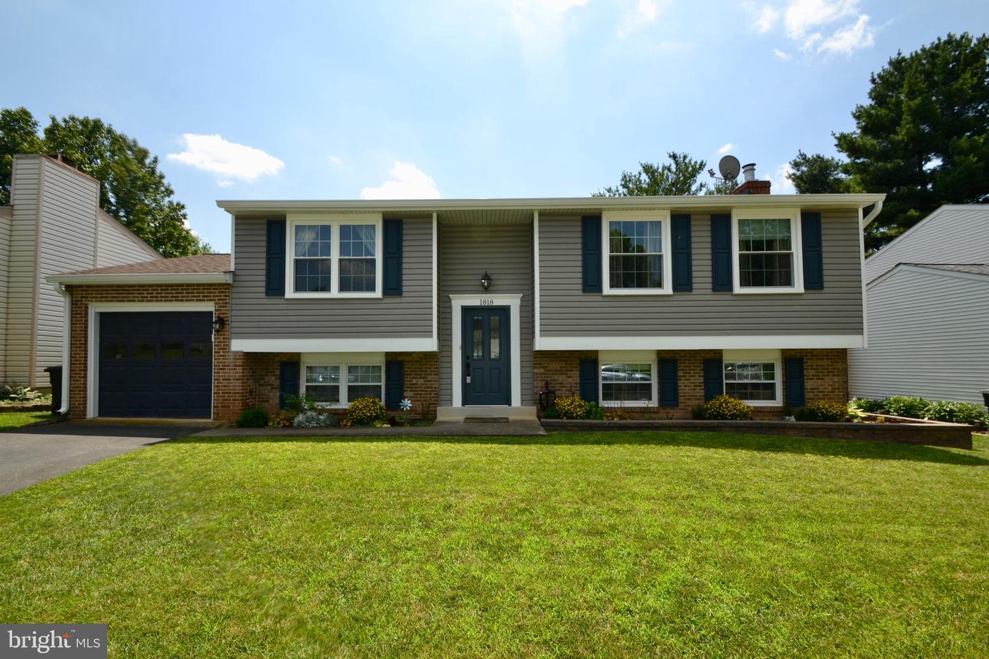 1818 Meadowgrove Ln Property Photo 1