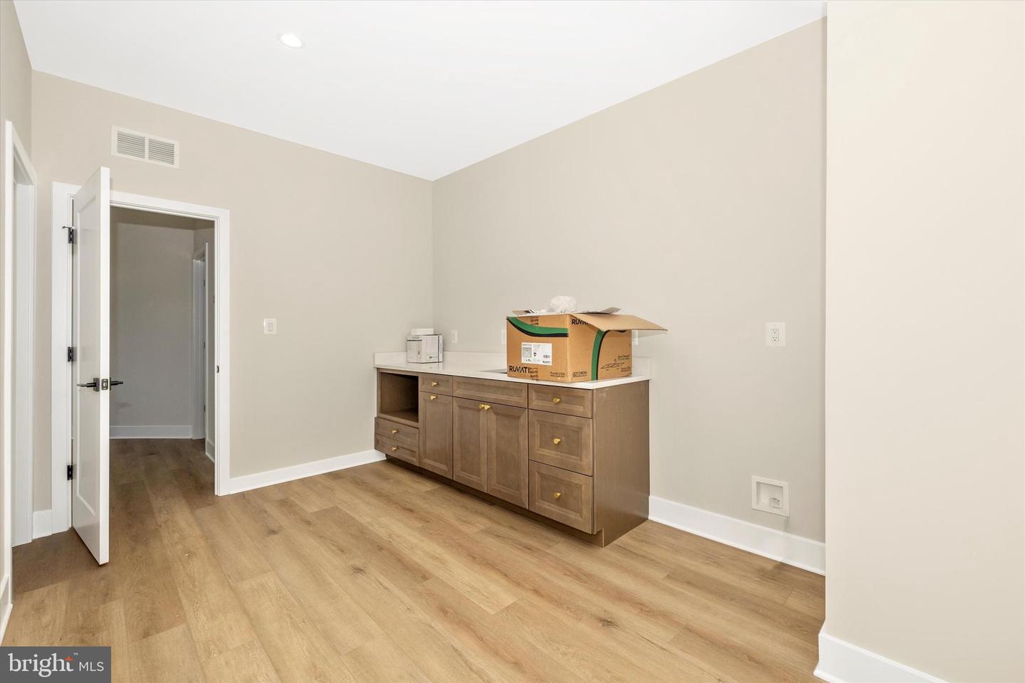 206 Broadway St Property Photo 8
