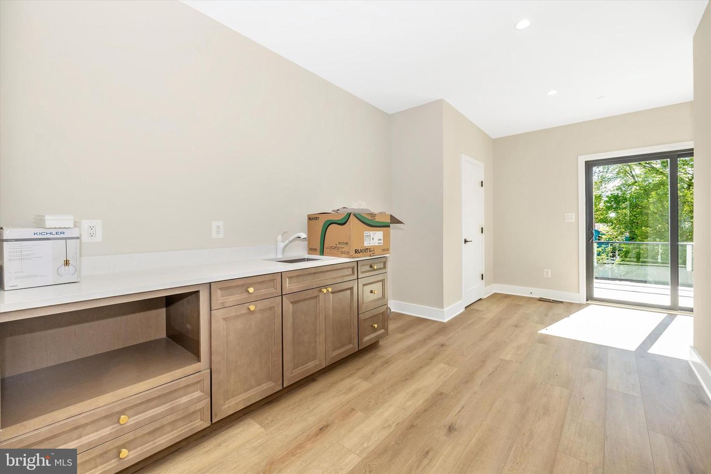 206 Broadway St Property Photo 9