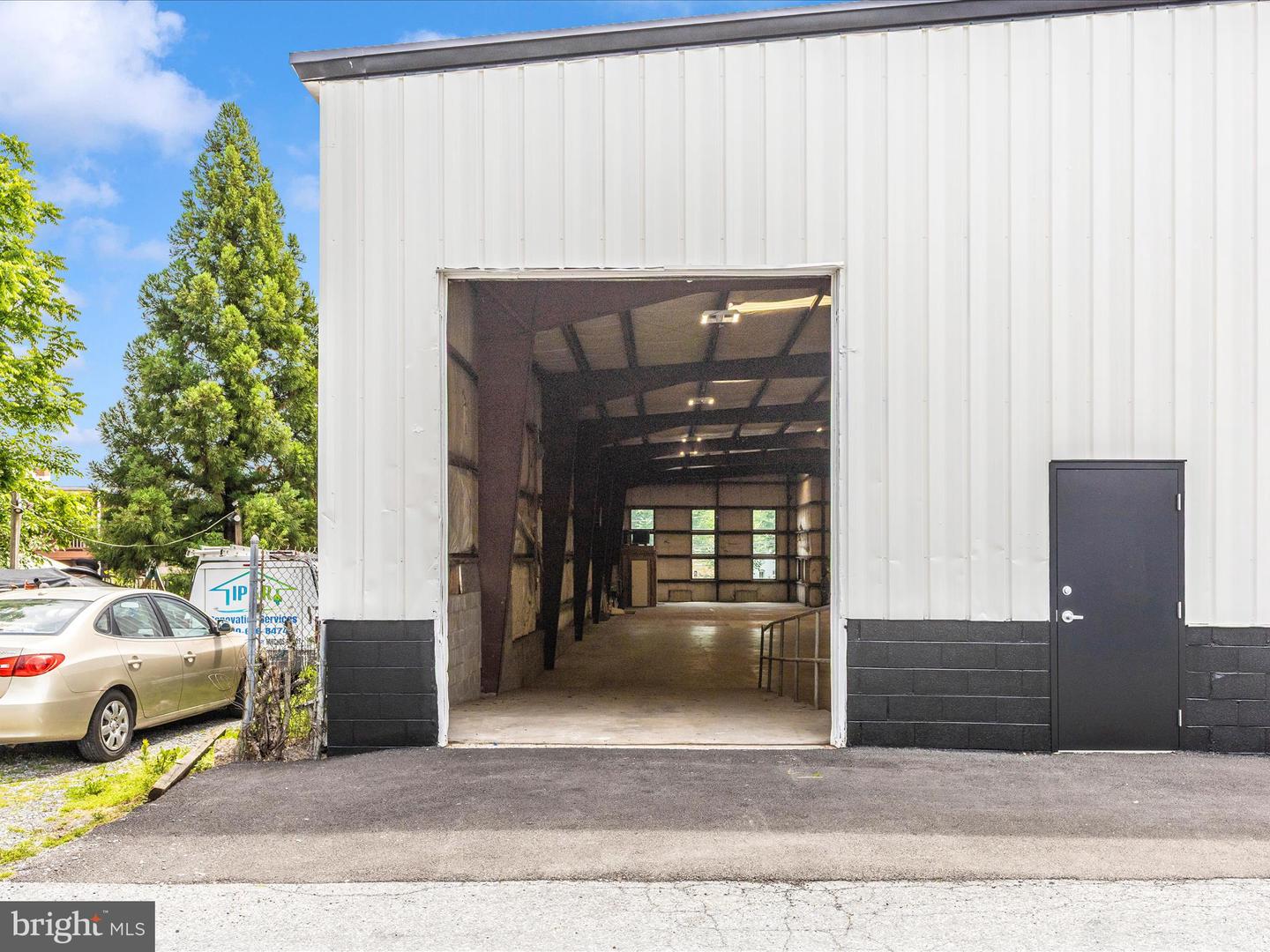 329 E 2nd St E Property Photo 28
