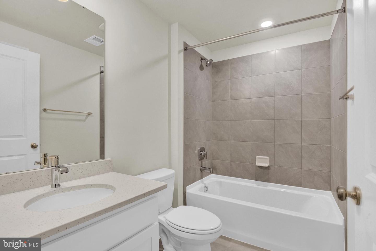 454 Hanson St Property Photo 29