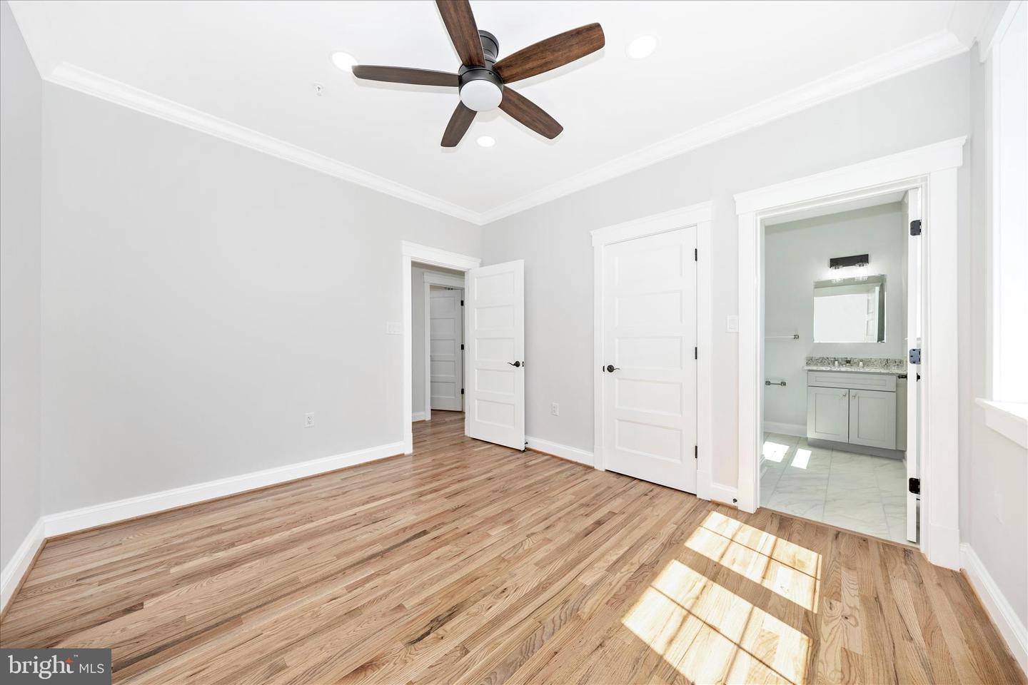 109 W 13th St Property Photo 22