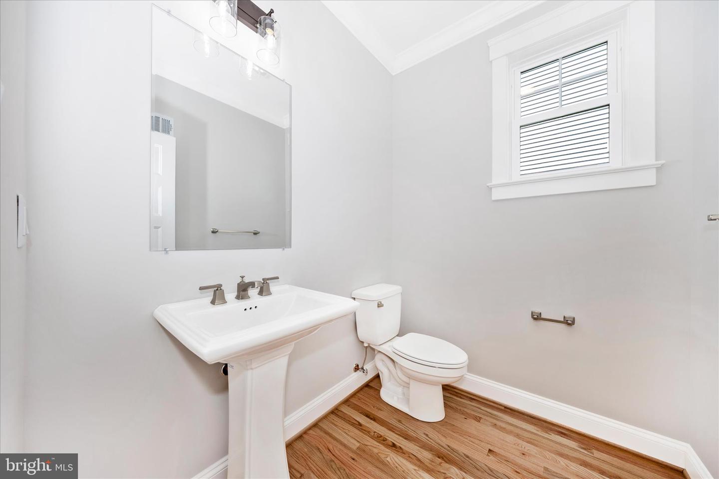 109 W 13th St Property Photo 28