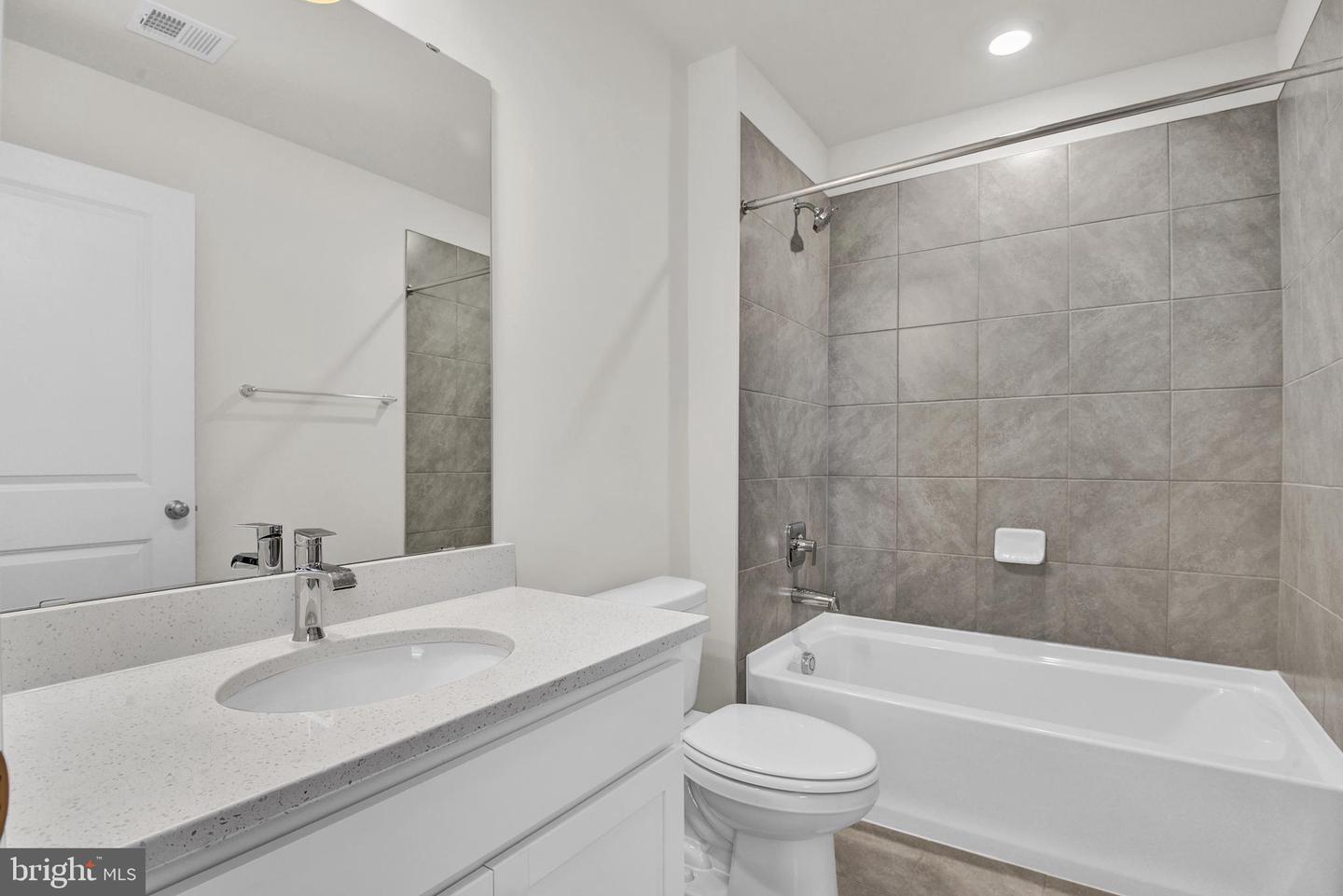 456 Hanson St Property Photo 17