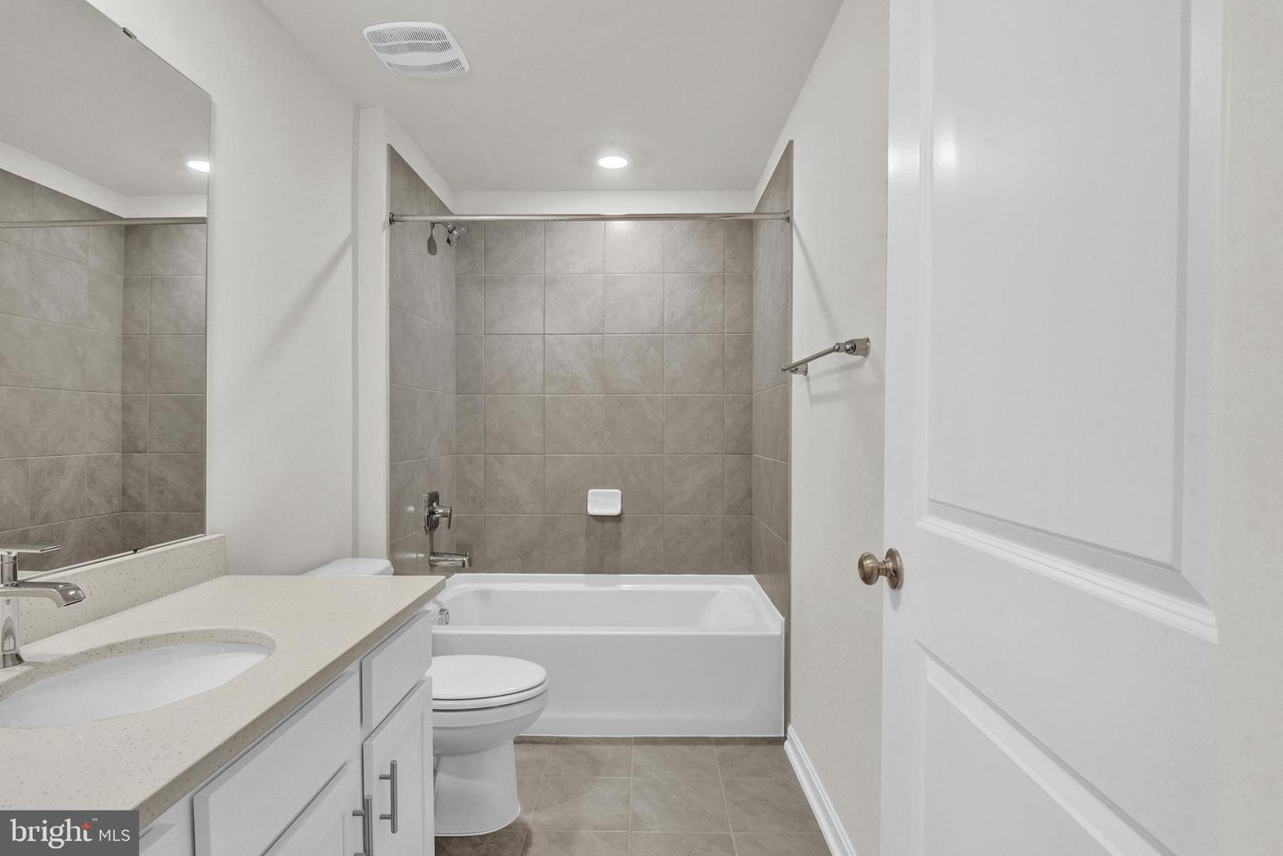 456 Hanson St Property Photo 27