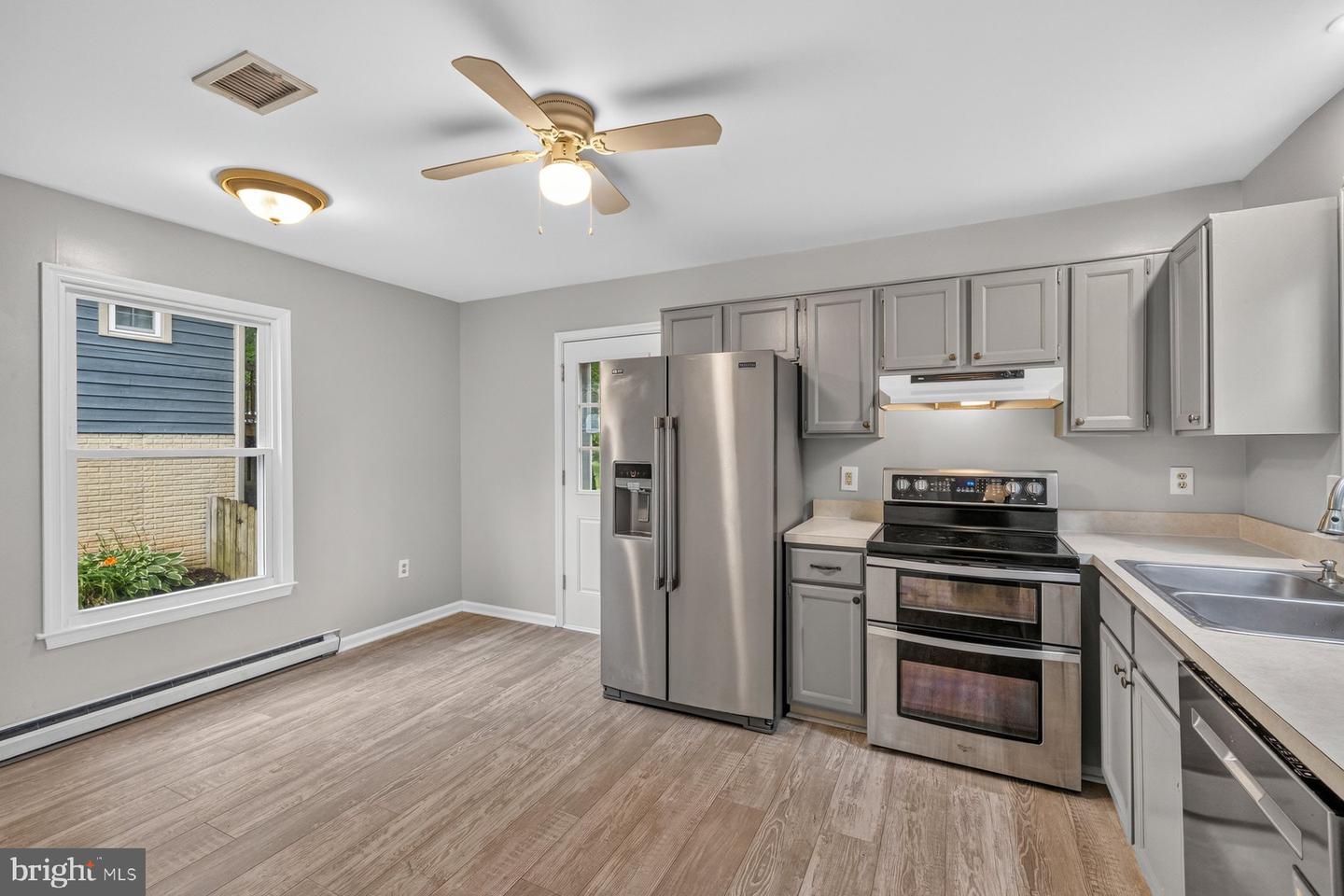 10741 Lake Edge Ct Property Photo 2