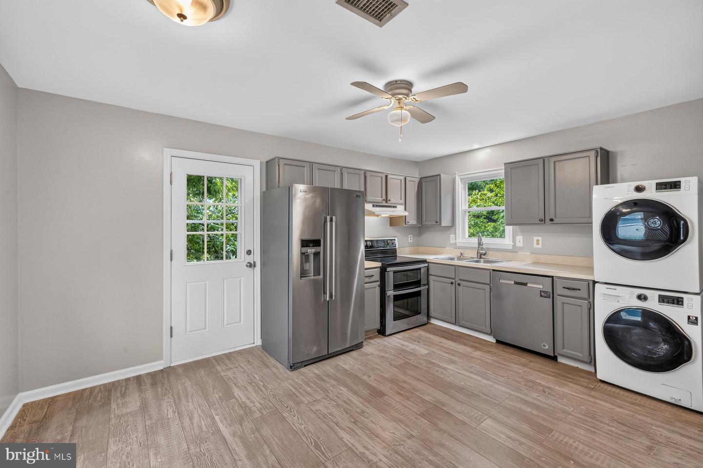 10741 Lake Edge Ct Property Photo 8