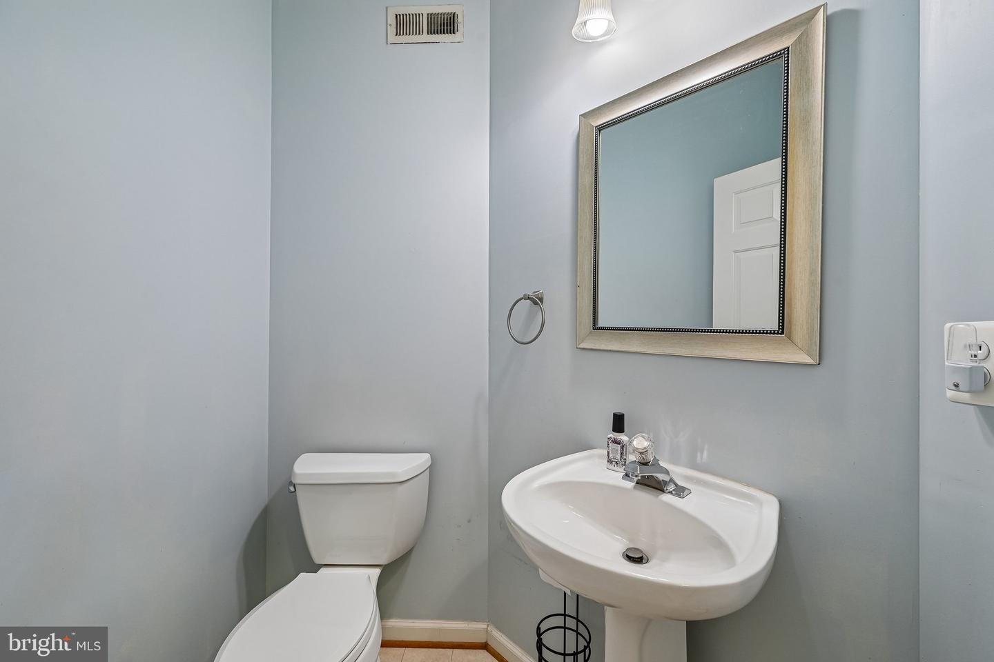 1724 Emory St Property Photo 21