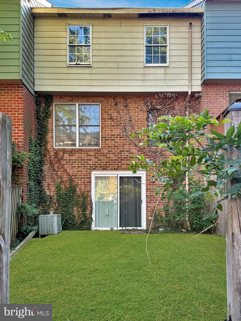 102 Edinburgh Ct Property Photo 4
