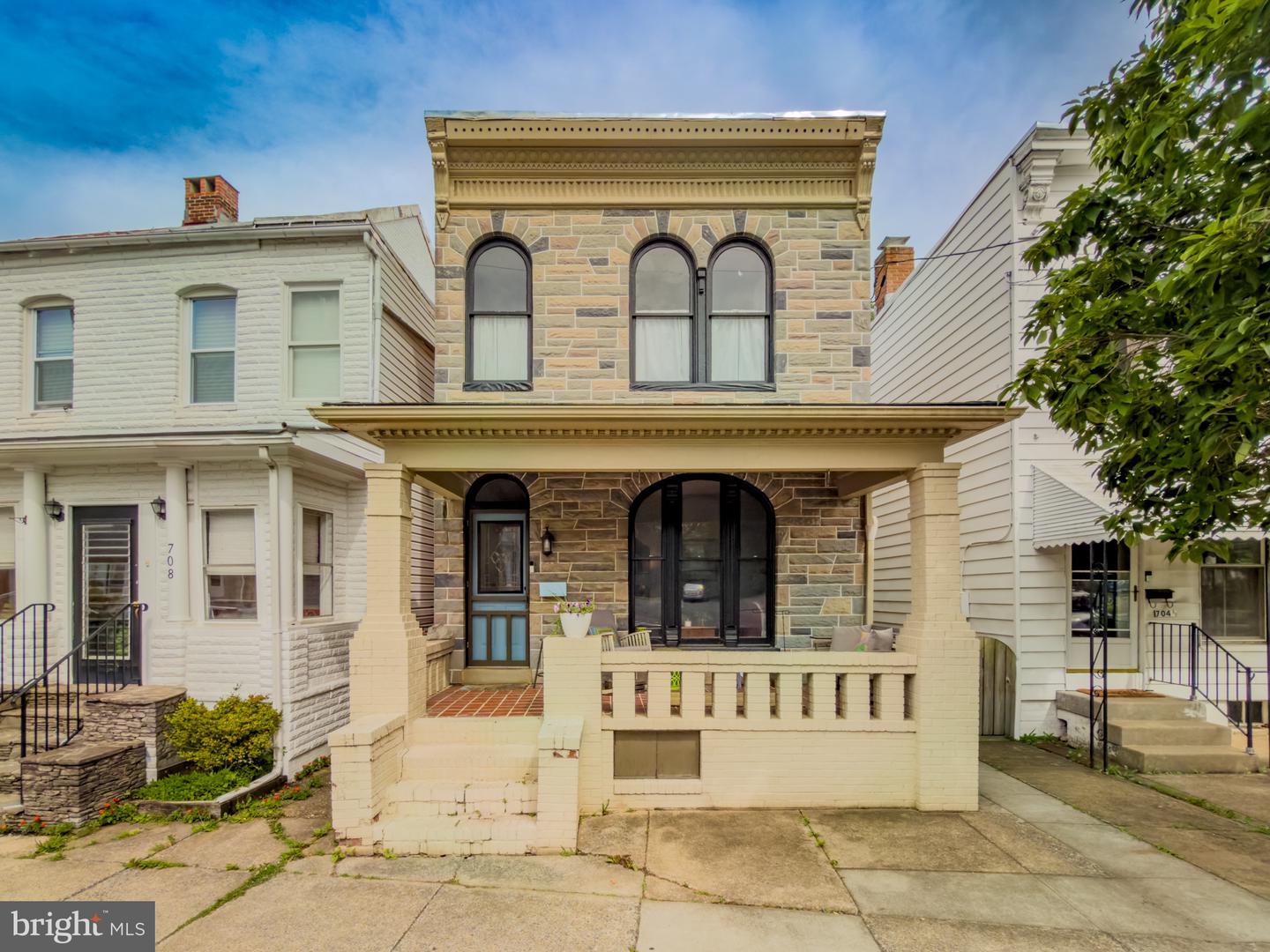 706 N MARKET ST Property Photo 1