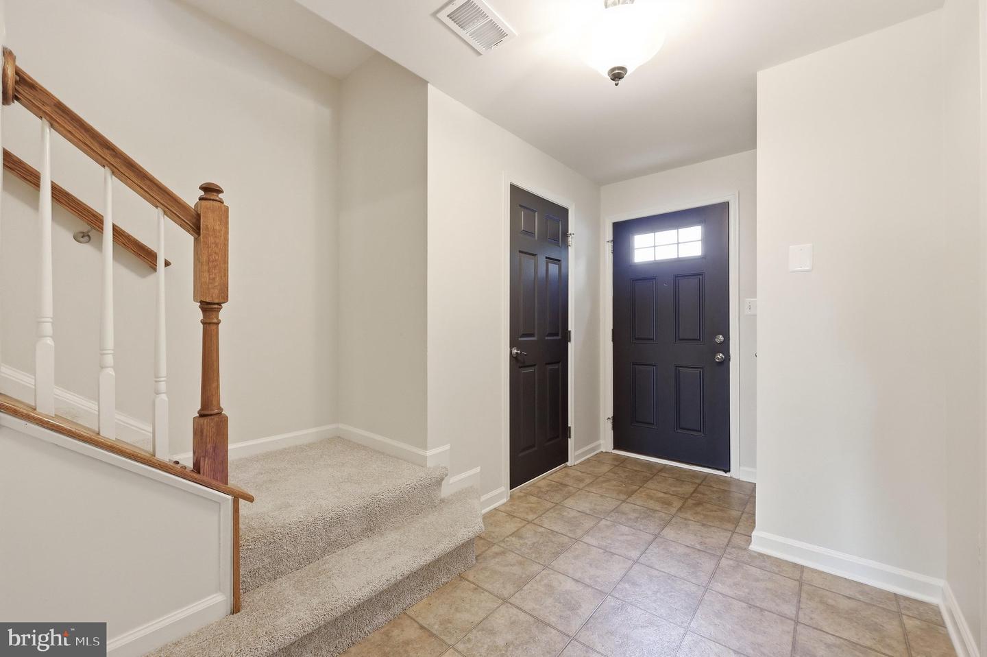2075 Spring Run Cir Property Photo 3