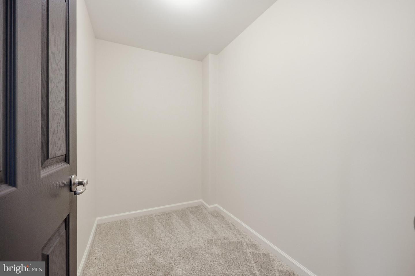 2075 Spring Run Cir Property Photo 8
