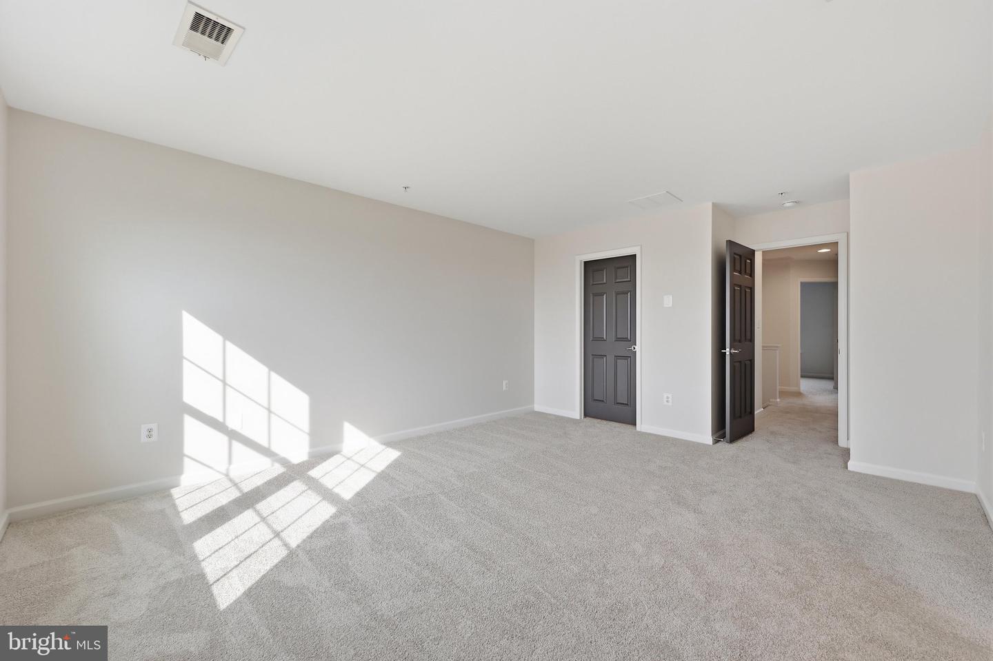2075 Spring Run Cir Property Photo 29