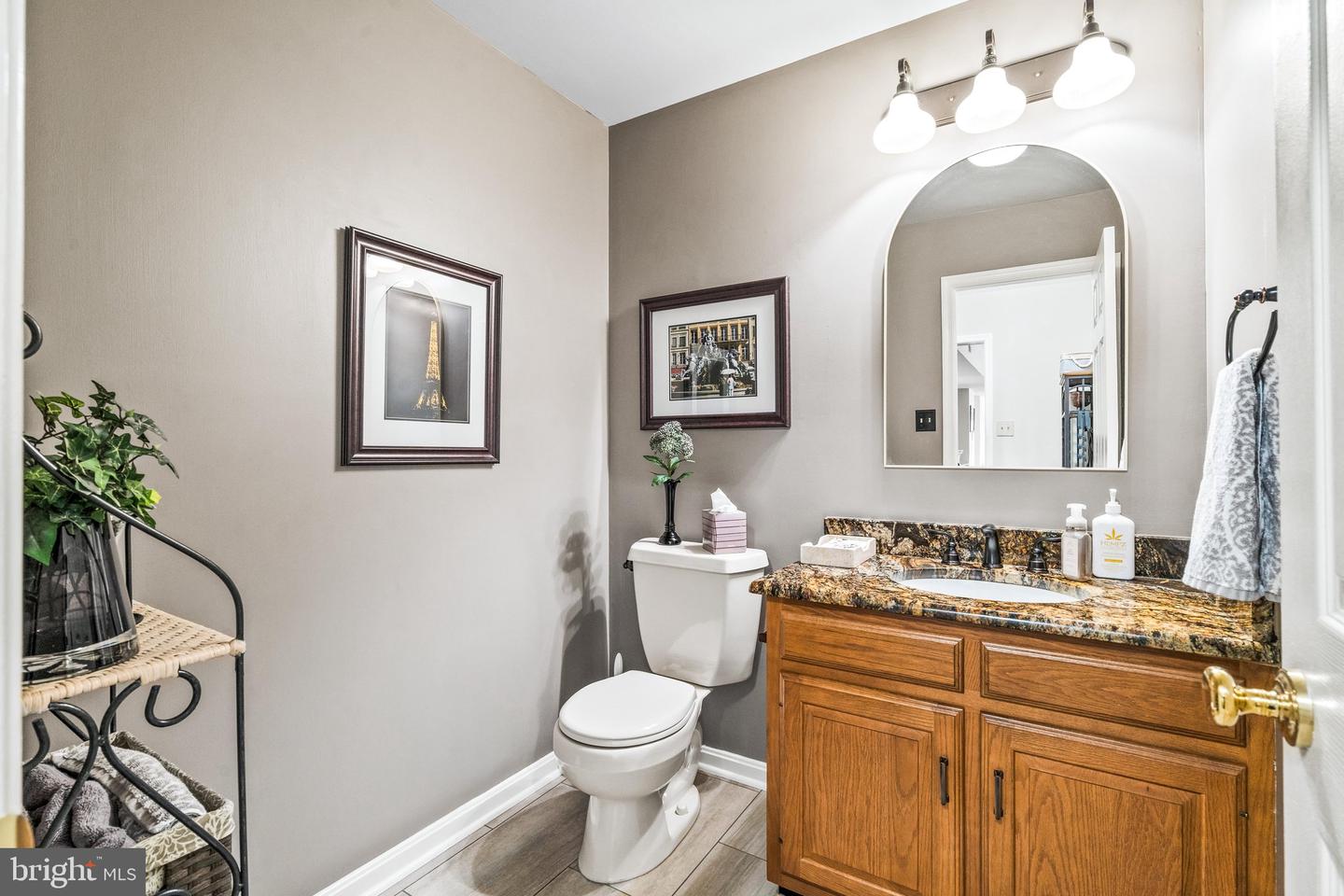 2214 W Greenleaf Dr Property Photo 23