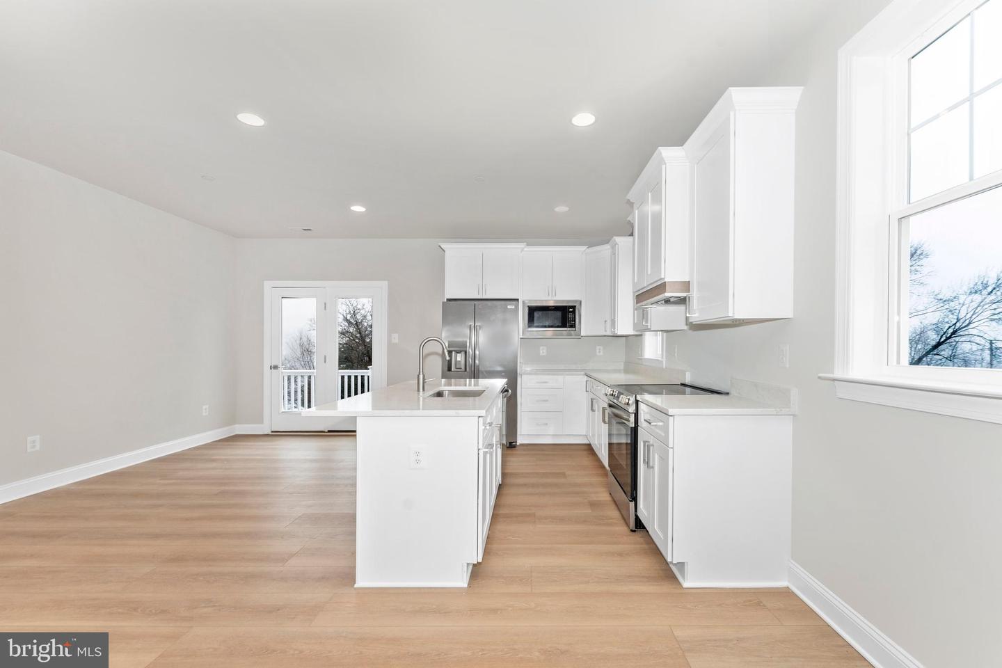 406 W Green St #a Property Photo 3
