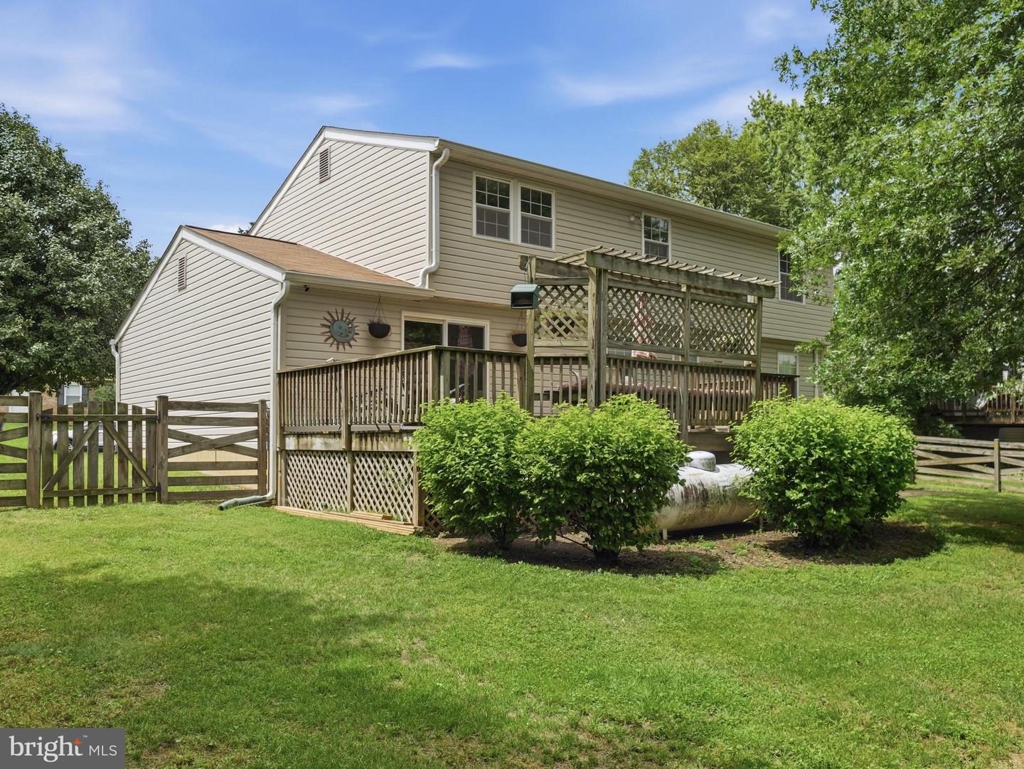112 Glade Blvd Property Photo 3