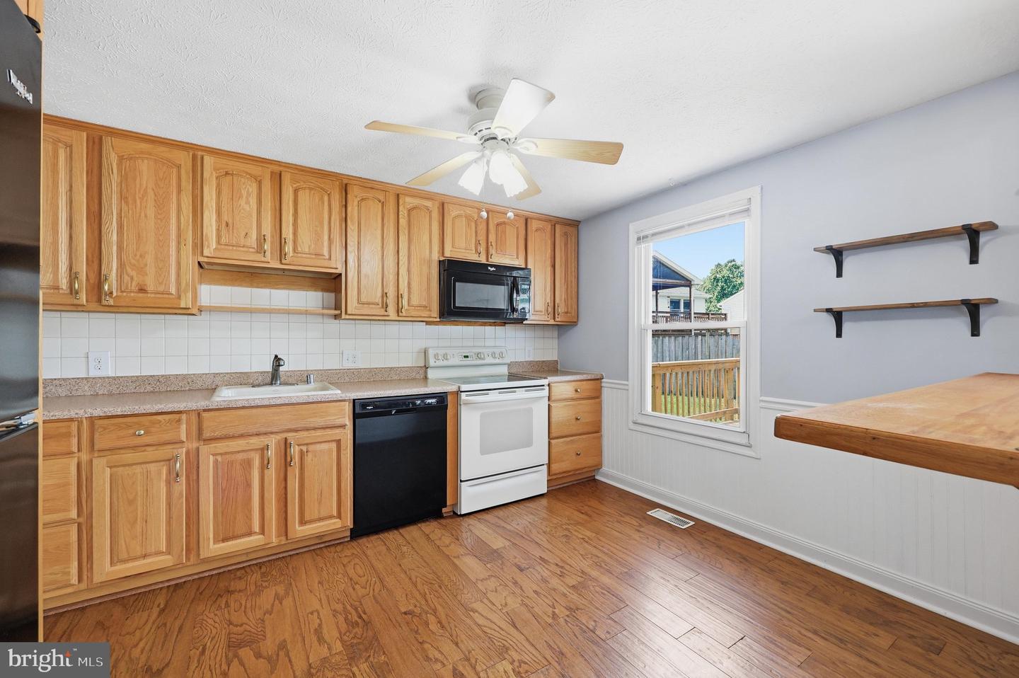 1597 Dogwood Dr Property Photo 3