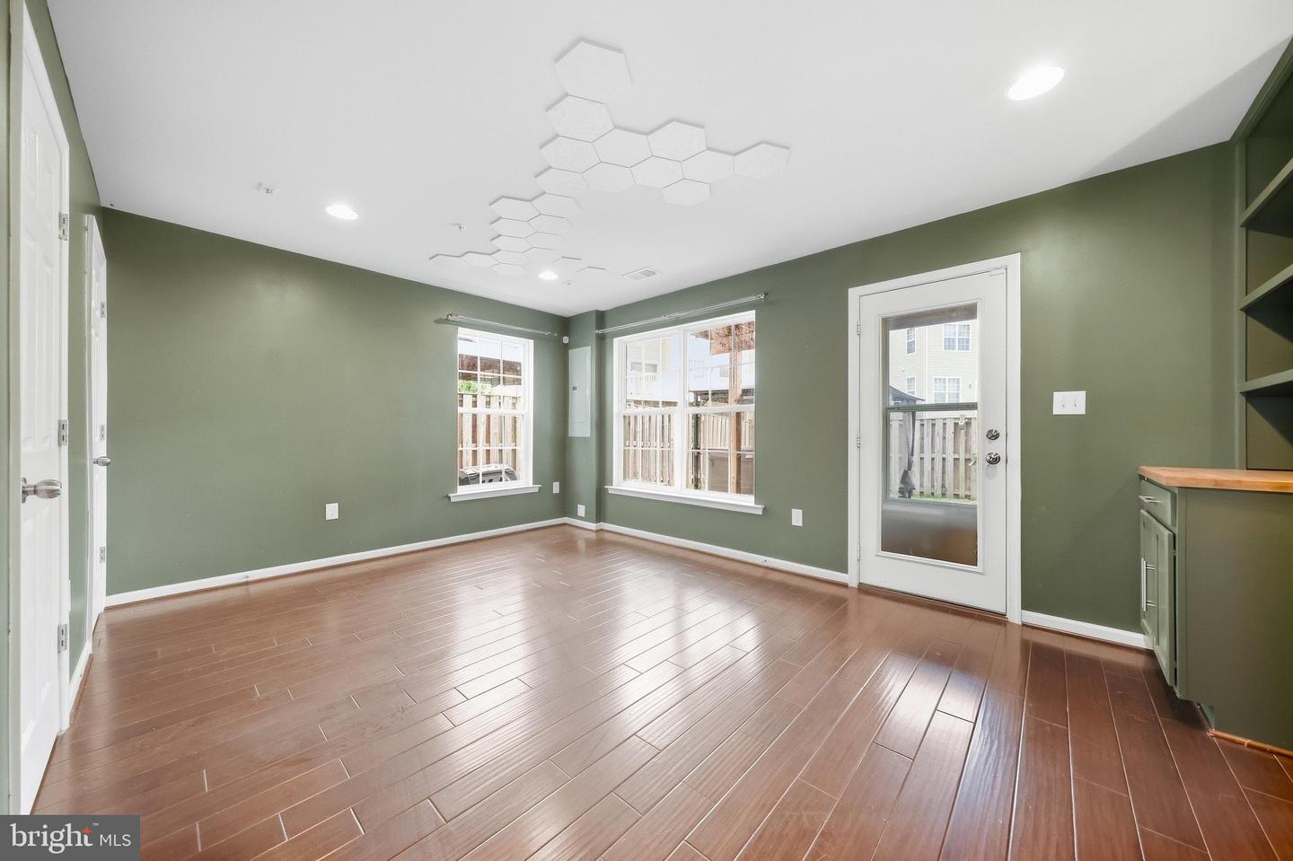 6086 Forum Sq Property Photo 5
