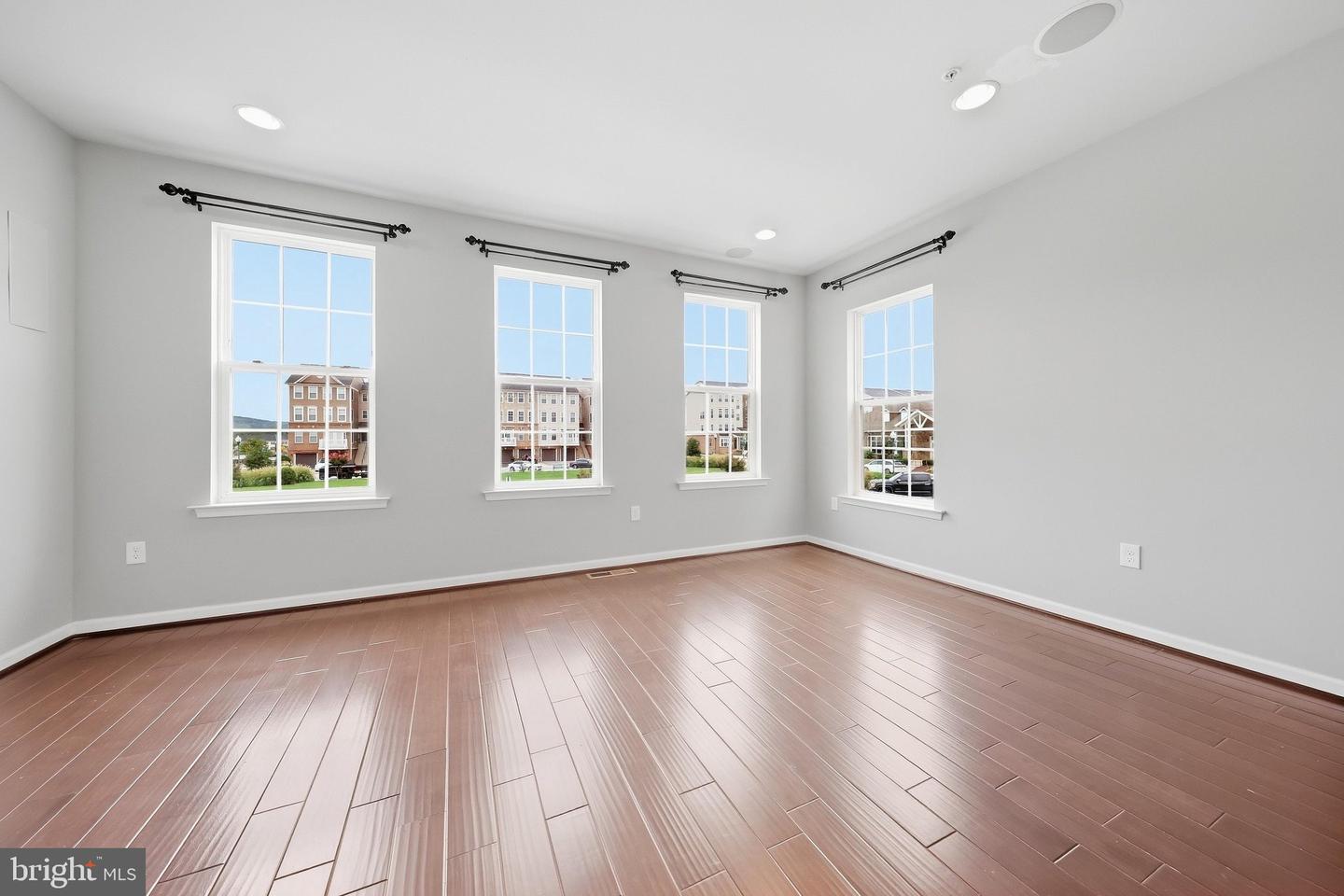 6086 Forum Sq Property Photo 22