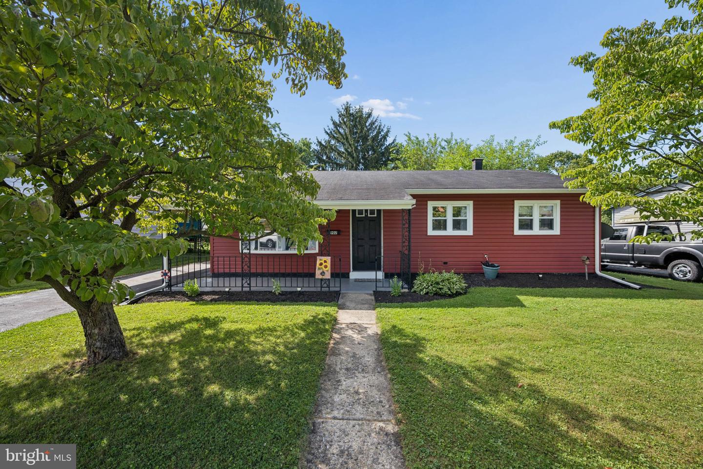 902 YOUNG PL Property Photo 1