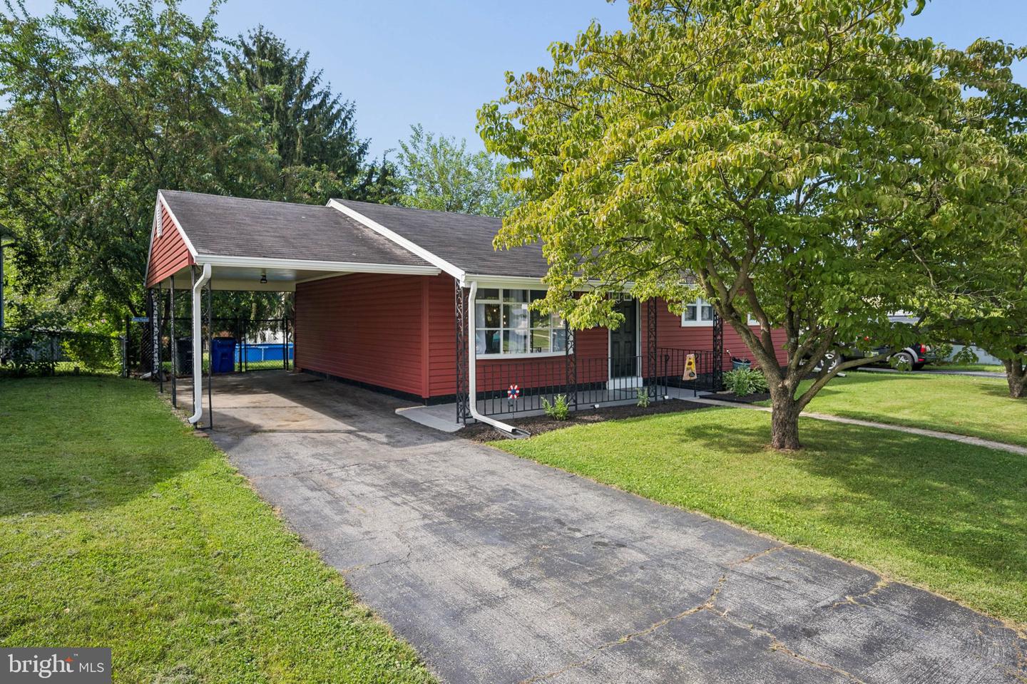 902 Young Pl Property Photo 3