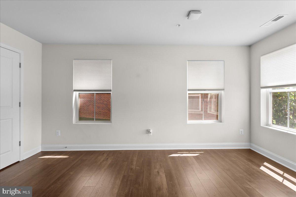 615 7th St E Property Photo 17