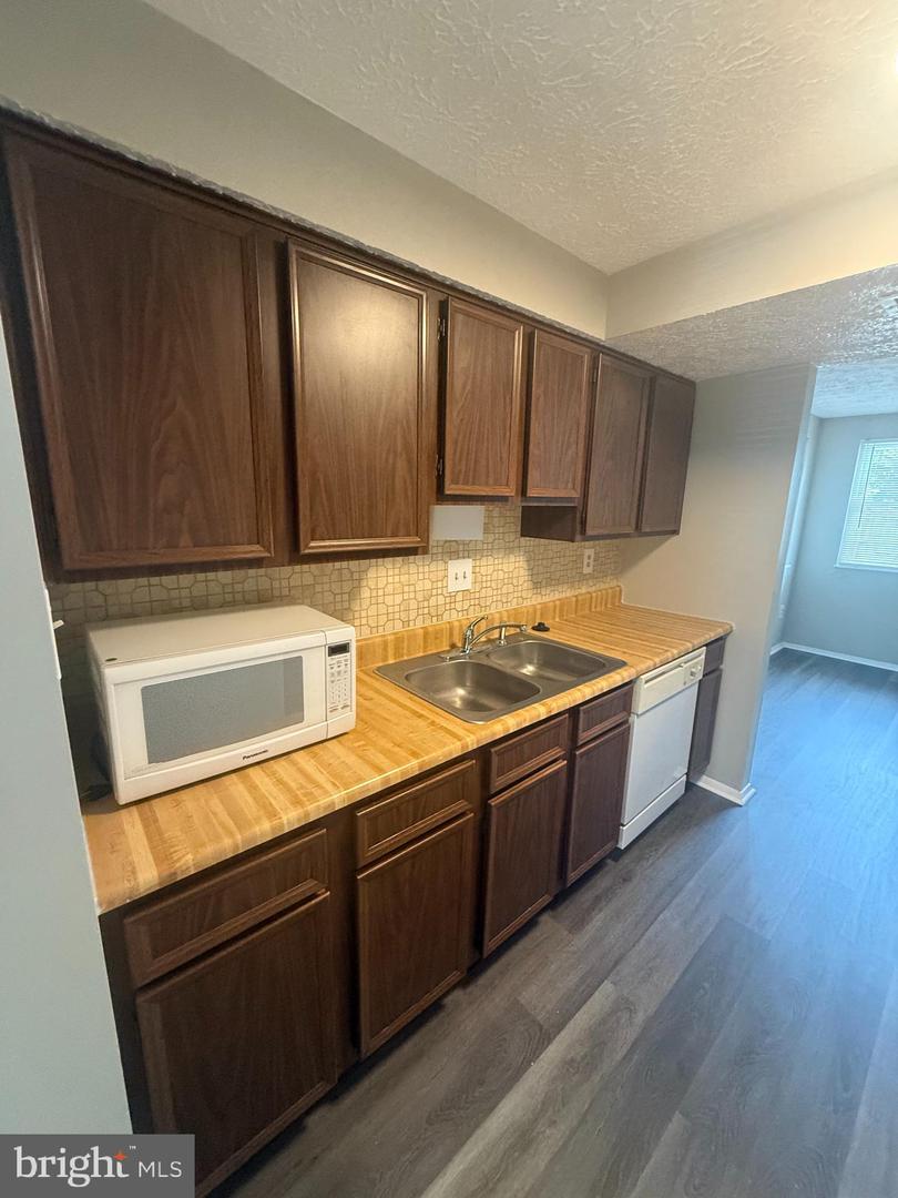 5752 Charstone Ct Property Photo 6