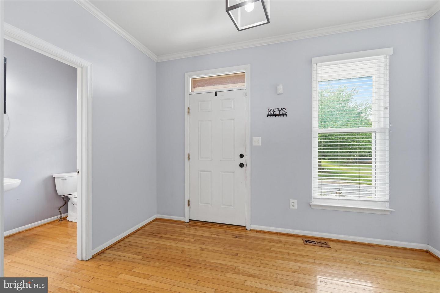 2402 Shaker Ln Property Photo 8